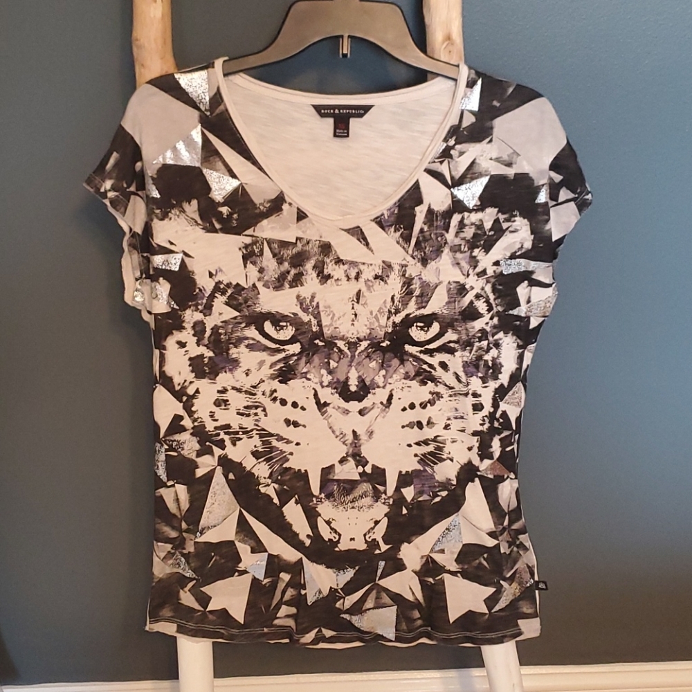Rock & Republic gray ombre v-neck boyfriend t-shirt with a graphic Tiger. XS